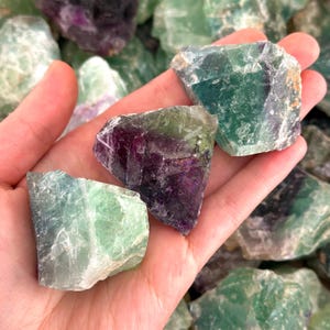 Fluorita en bruto / grupo de cristales, fluorita arcoíris verde o púrpura, muestra mineral en bruto