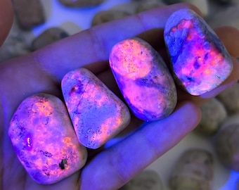 Hackmanit Trommelstein | Pink UV-aktiver polierter Bergkristall Sorgenstein