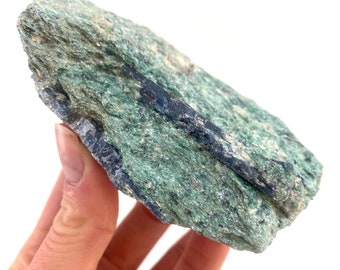 Cyanite bleue dans la fuchsite (Zimbabwe), kyanite bleue brute, cristal de cyanite bleue, fuchsite verte