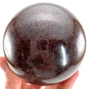 Sfera di granato lucidato XL / Sfera di cristallo del Madagascar, Chakra della radice