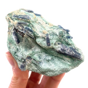 Cyanite bleue dans la fuchsite Zimbabwe, kyanite bleue brute, cristal de cyanite bleue, fuchsite verte image 1