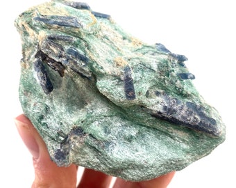 Cyanite bleue dans la fuchsite (Zimbabwe), kyanite bleue brute, cristal de cyanite bleue, fuchsite verte