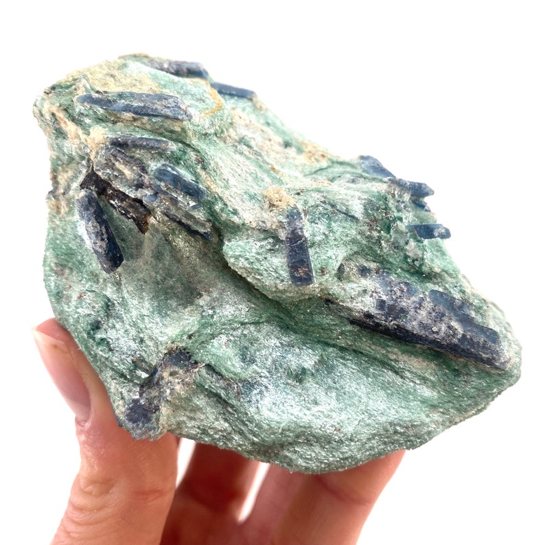 Cyanite bleue dans la fuchsite Zimbabwe, kyanite bleue brute, cristal de cyanite bleue, fuchsite verte image 1