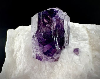 Cristal de escapolita púrpura sobre matriz de feldespato / Muestra mineral