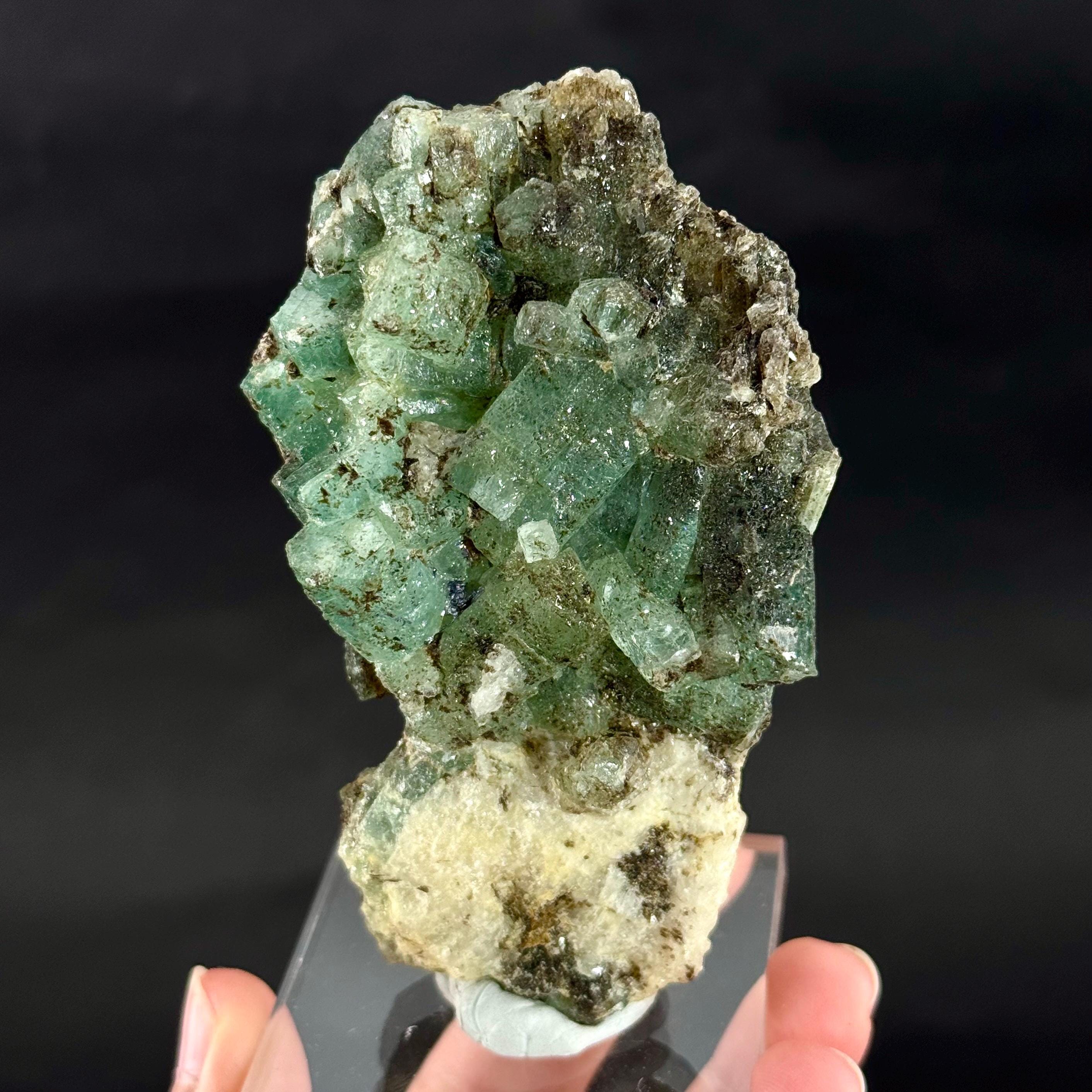 Natural Emerald Crystals With Matrix From Chatral valley Pakistan (パキスタンのシャトラル渓谷からのマトリックスを含む天然エメラルド結晶) Natural Green Emerald Cluster on Matrix | Swat Valley Pakistan