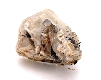 Cristal de quartz fumé brut avec aegirine et orthose, spécimen minéral du Malawi