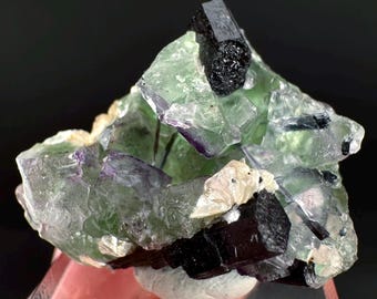 Fluorit mit Schörl und Muskovit | Lutscherförmiges, grünes Kristallfragment aus Namibia