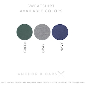 K&ouml;nnte beinhalten: Ein Sweatshirt, das in drei Farben erh&auml;ltlich ist: Gr&uuml;n, Grau und Marine. Der Text "SWEATSHIRT AVAILABLE COLORS" befindet sich oben im Bild. Der Text "ANCHOR & OARS" befindet sich unten im Bild mit einer Grafik von gekreuzten Rudern.