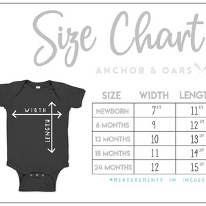 K&ouml;nnte beinhalten: Gr&ouml;&szlig;entabelle f&uuml;r Baby-Bodys mit Ma&szlig;en in Zoll. Die Tabelle zeigt die Breite und L&auml;nge von Bodys in den Gr&ouml;&szlig;en Neugeborene bis 24 Monate. Die Tabelle ist mit "Anchor & Oars" und einer Grafik mit gekreuztem Ruder und Anker beschriftet.