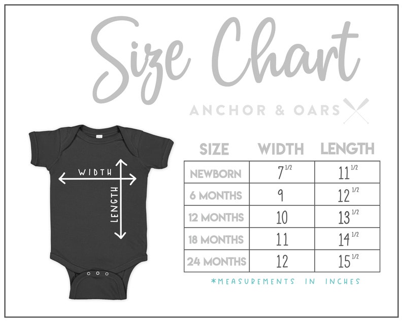 K&ouml;nnte beinhalten: Gr&ouml;&szlig;entabelle f&uuml;r Baby-Bodys mit Ma&szlig;en in Zoll. Die Tabelle zeigt die Breite und L&auml;nge von Bodys in den Gr&ouml;&szlig;en Neugeborene bis 24 Monate. Die Tabelle ist mit "Anchor & Oars" und einer Grafik mit gekreuztem Ruder und Anker beschriftet.