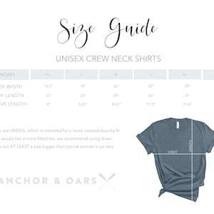 K&ouml;nnte beinhalten: Gr&ouml;&szlig;entabelle f&uuml;r Unisex-T-Shirts mit Rundhalsausschnitt mit Ma&szlig;en in Zoll f&uuml;r K&ouml;rperbreite, K&ouml;rperl&auml;nge und &Auml;rmell&auml;nge. Die Tabelle zeigt die Gr&ouml;&szlig;en XS, S, M, L, XL und 2XL. Ein blaues T-Shirt ist mit den Bezeichnungen "CHEST" und "LENGTH" auf dem Shirt abgebildet.