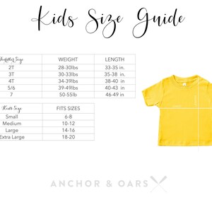 K&ouml;nnte beinhalten: Eine gelbe Gr&ouml;&szlig;entabelle f&uuml;r Kinder-T-Shirts mit Ma&szlig;en in Zoll und Pfund. Die Tabelle umfasst die Kleinkindgr&ouml;&szlig;en 2T, 3T, 4T, 5/6 und 7 sowie die Kindergr&ouml;&szlig;en klein, mittel, gro&szlig; und extra gro&szlig;. Die Tabelle enth&auml;lt auch ein gelbes T-Shirt mit dem Text "Kids Size Guide" oben.