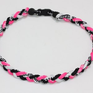 Atacado 12 peças lote câncer de mama beisebol titânio colar esportes trançado 3 cordas iônico futebol colar neon rosa preto branco