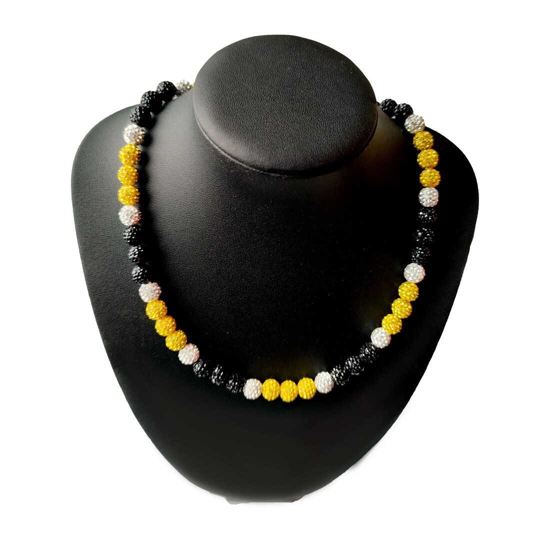 Collana con ciondolo a goccia da baseball per uomo e ragazzo, con perline, stile baseball e hockey, con strass, colore giallo, nero e bianco. - Italia