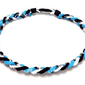 Puede incluir: Un collar deportivo trenzado azul, negro y blanco. El collar está hecho de un material suave y elástico y está diseñado para usarse durante los deportes u otras actividades.