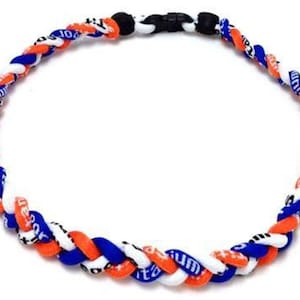 Groothandel 12 stuks partij Oranje Blauw Wit Teamkleur Baseball Titanium Neckalce Sport Tornado Gevlochten 3 Touw Ionische Ketting: