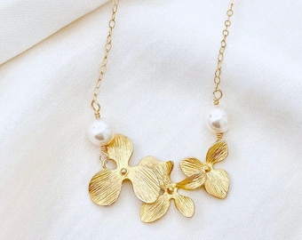 Goldene Orchidee Blume Halskette, Hochzeit Schmuck, zierliche Hochzeit Schmuck, Jahrestag, Brautjungfern Geschenke, Brautschmuck