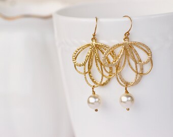 Wunderschöne goldene Blume mit weißen Perlenohrringen, Geschenk für Frauen, Perlenohrring, Geschenk für Sie, Mutter geschenk, Schwester Geschenk, Brautschmuck