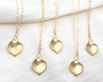 Elegante Goldene Calla Lilie mit Swarovski White Pearl Halskette, Brautgeschenk, Schönes Schwestergeschenk, Muttergeschenk, Hochzeitsschmuck -101