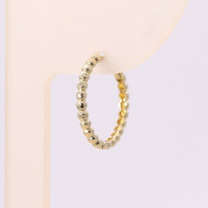 14K 18.5 mm ソリッド ゴールド ビーズ ハギー ヒンジ フープ イヤリング、ドット ハギー フープ、ゴールド ハギー、スモール ゴールド フープ、軟骨、コンク、ヘリックス、トラガス