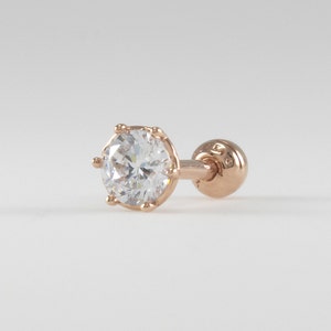 Pendiente de oro macizo de 14 quilates y 4 mm con circonita cúbica para cartílago, trago, hélix, caracola y lóbulo, piercing minimalista y geométrico.