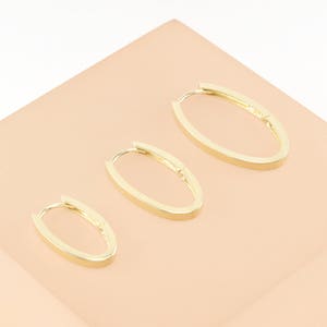 Pendiente de aro ovalado con bisagra de oro macizo de 14 quilates, ME836