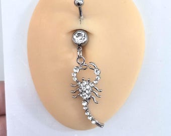Piercings de umbigo em formato de escorpião prateado - Disponíveis em tamanhos padrão e plus size.