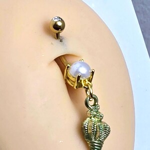 Groene en gouden navelring met schelphoorn – standaard en grote maten