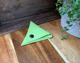 Leather triangle coin purse made of lime leather.