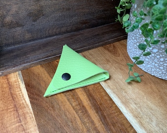 Leather triangle coin purse made of lime leather.