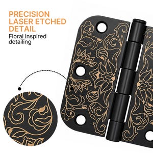 Peut inclure: Une charnière de porte en métal noir mat avec des détails floraux gravés au laser avec précision dans un ton or clair. La surface présente des motifs complexes de vignes et de pétales. Le texte indique : PRECISION LASER ETCHED DETAIL Floral inspired detailing.