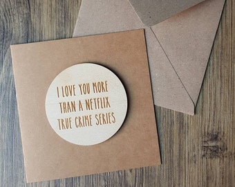 Carte de la Saint-Valentin 'I Love You More Than A Netflix True Crime Series' - Carte en bois gravée - Carte Netflix - Carte anniversaire