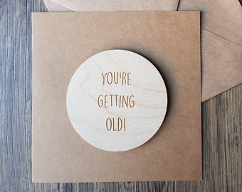 ¡Te estás haciendo viejo! Tarjeta de cumpleaños divertida - tarjeta grabada de madera - tarjeta banter