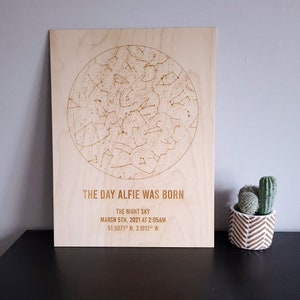Carte des étoiles personnalisée - Affiche du ciel nocturne gravée sur bois de la carte des constellations - Carte du ciel nocturne - Cadeau personnalisé pour bébé - Carte des étoiles personnalisée