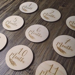 Baby Meilenstein Disc Pack | Ein perfektes Set baby Foto Requisiten | Baby Shower Geschenk | Blattmotiv | Set von 12 Meilensteinscheiben aus Holz