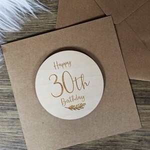 Personalizado cualquier edad feliz tarjeta de cumpleaños / tarjeta grabada de madera / tarjeta de felicitación de cumpleaños tarjetas / tarjeta de cumpleaños de madera personalizada