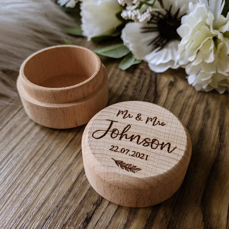 Personalisierte Gravur Holz Hochzeit Ring Box Benutzerdefinierte Ring Träger Box Geschenk Hölzerne Ring-Box Bild 2