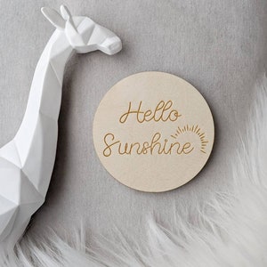 Kinder Foto Prop Disc - Hello Sunshine | Gravierte Holz-Baby-Plakette - Meilensteinkarte Baby, Eltern werden