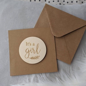 Nouvelle carte bébé - It’s a Girl Baby Card - Baby Gender Reveal Wooden Card - Carte de bébé gravée - Carte de douche de bébé