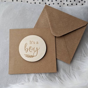 Nueva tarjeta de bebé - Es una tarjeta de bebé niño - bebé niño tarjeta de madera - revelación de género - tarjeta de bebé grabado - tarjeta de ducha del bebé