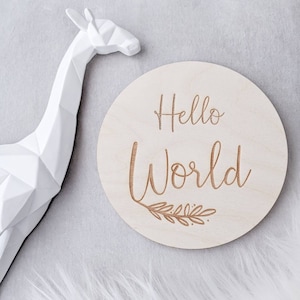 Hello World Baby Announcement - Plaque d’annonce de grossesse en bois gravé - Baby Milestone Card, Parent To Be ou Baby Shower Gift