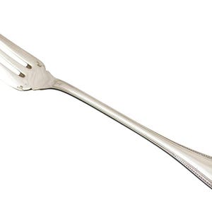 Pode incluir: Um garfo de servir de prata com um cabo longo e um design decorativo na extremidade.