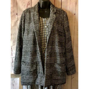 Vintage “Ambiance” Black & White Houndstooth Blazer Size M Fall Winter Outerwear Wool Polyester