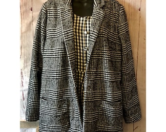 Vintage “Ambiance” Black & White Houndstooth Blazer Size M Fall Winter Outerwear Wool Polyester