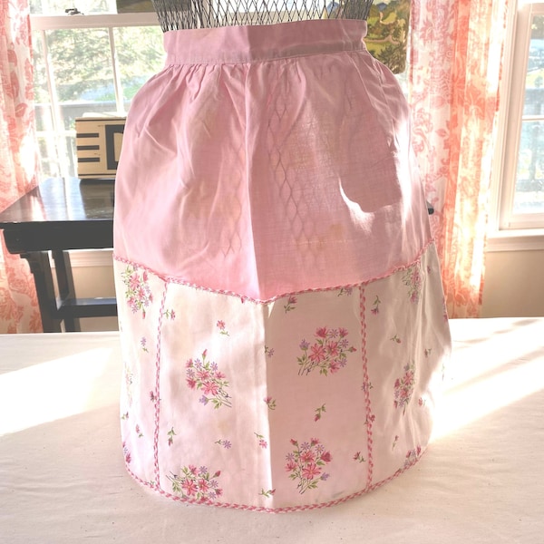 VINTAGE KITCHEN APRON Pink with multiple front pockets in white with adorable sprigs of Pink and purple flowers and crochet trim