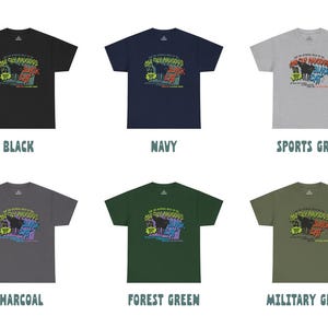K&ouml;nnte beinhalten: Sechs T-Shirts in verschiedenen Farben: Schwarz, Marineblau, Sportgrau, Anthrazit, Waldgr&uuml;n und Milit&auml;rgr&uuml;n. Jedes Shirt zeigt eine Grafik mit Text und einer Illustration einer schwarzen Katze.