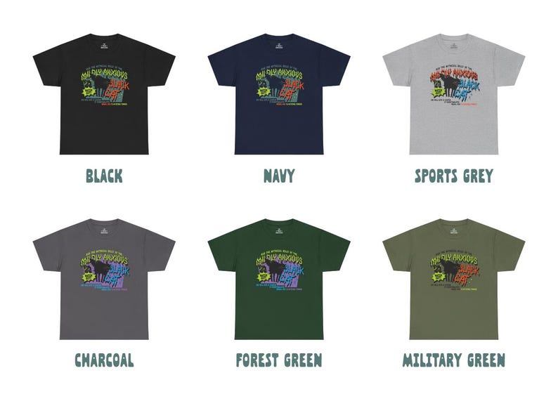 K&ouml;nnte beinhalten: Sechs T-Shirts in verschiedenen Farben: Schwarz, Marineblau, Sportgrau, Anthrazit, Waldgr&uuml;n und Milit&auml;rgr&uuml;n. Jedes Shirt zeigt eine Grafik mit Text und einer Illustration einer schwarzen Katze.