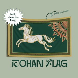 Puede incluir: Bandera verde de Rohan con un diseño de caballo blanco, un borde dorado y el texto "ROHAN FLAG". La bandera también presenta el texto "hail, theoden king!" y "100% poliéster".
