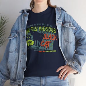 Mild ängstliche schwarze Katze | Halloween T-Shirt für Katzenliebhaber, lustiges Unisex aus schwerer Baumwolle Bild 6