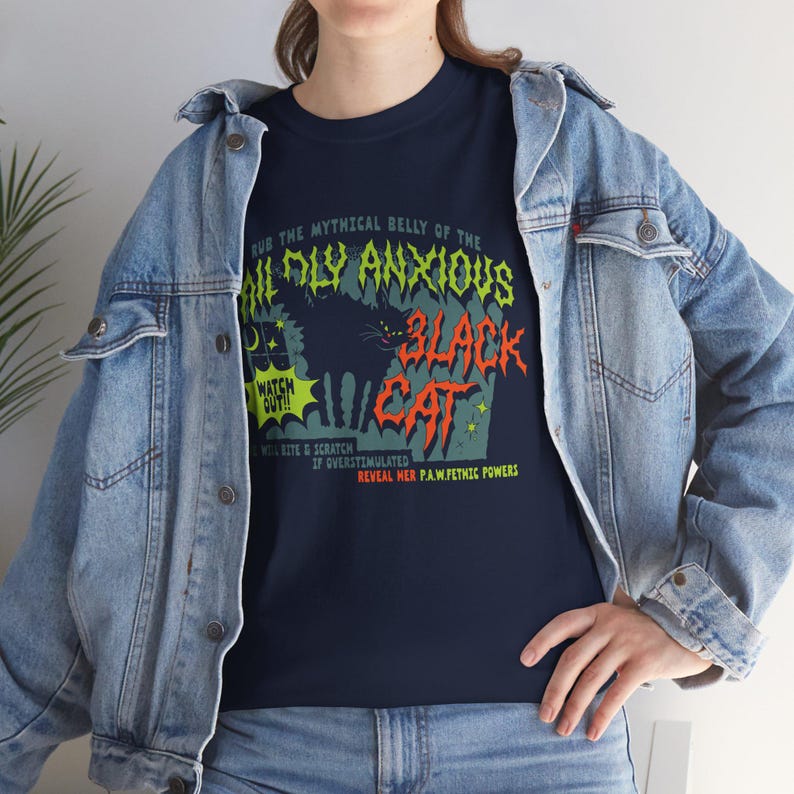Mild ängstliche schwarze Katze | Halloween T-Shirt für Katzenliebhaber, lustiges Unisex aus schwerer Baumwolle Bild 6